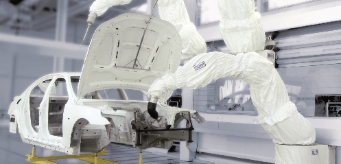 噴漆機器人在給汽車噴漆 噴漆機器人在給汽車噴漆